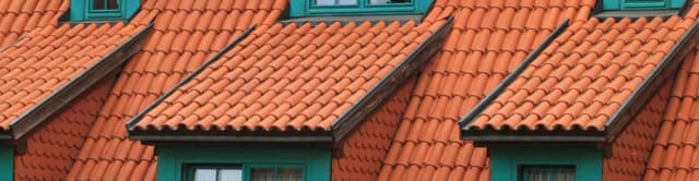 Czy dekarz to dobry zawód? Poznaj prawdę o zarobkach i stabilności