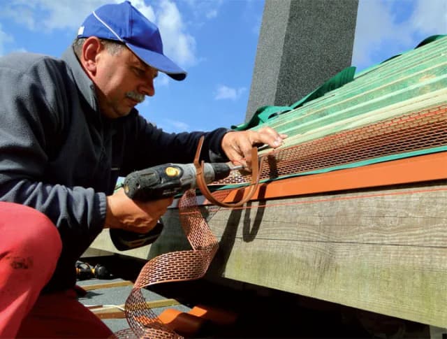 Jaka wkrętarka dla dekarza - wybierz najlepsze narzędzie do dachu