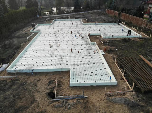 Jaki fundament pod dom szkieletowy? Wybierz najlepsze rozwiązanie dla siebie Jaki fundament pod dom szkieletowy? Wybierz najlepsze rozwiązanie dla siebie